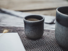 Carregar imagem no visualizador da galeria, Sombra - Mug de café expresso cinzento-preto
